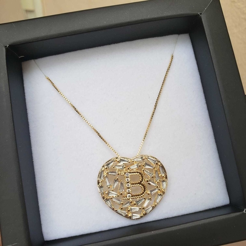 colar-pingente-coracao-com-inicial-letra-b-e-zirconias-cristal-folheado-em-ouro-18k