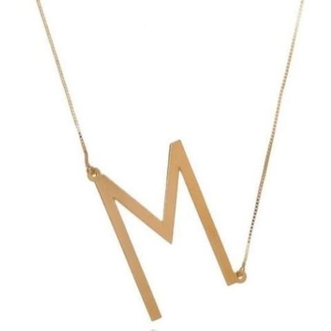 Colar personalizado com a letra M, folheado em ouro 18k.