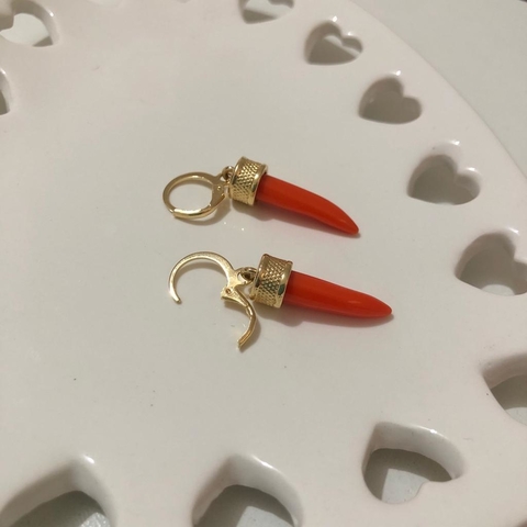 brinco-argola-click-com-pingente-de-pimenta-laranja-folheado-em-ouro-18k