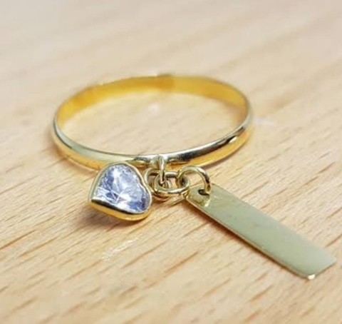 anel-personalizado-com-pingentes-de-plaquinha-e-coraçao-com-zirconia-folheado-em-ouro-18k