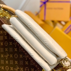 LV Coussin Off-White na internet