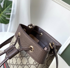 Gucci Monogram Bucket na internet