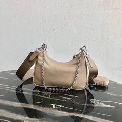 Prada Re-Edition Nylon Nude na internet