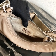 Prada Re-Edition Nylon Nude na internet