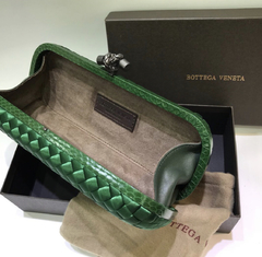 Bottega Clutch Green na internet