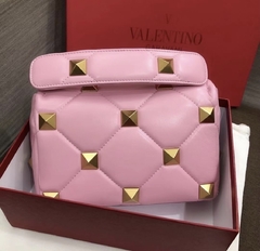 Valentino Roman Stud Pink - comprar online