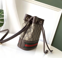 Gucci Monogram Bucket na internet