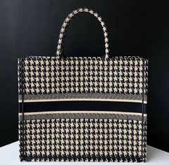Dior Book Tote P&B na internet