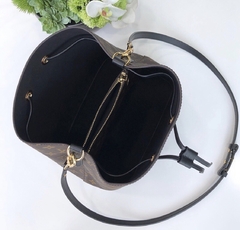 LV Neo Noé Black na internet