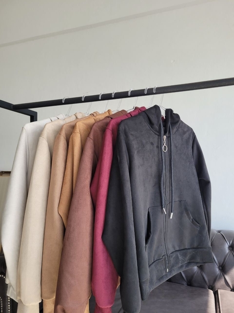 CAMPERA GAMUZA ELASTIZADA CON CAPUCHA Y BOLSILLO CANGURO - comprar online