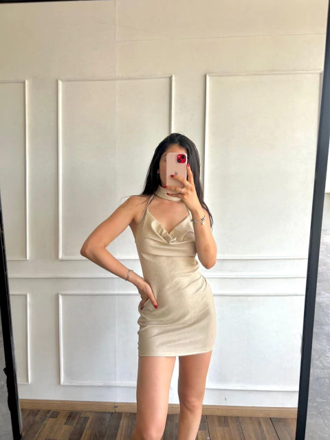 VESTIDO BUCHE CORTO CON LAZO CUELLO BRILLOSO