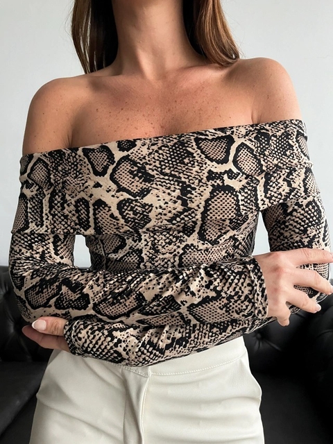 REMERA CUELLO BOTE REPTIL GAMUZADA - comprar online