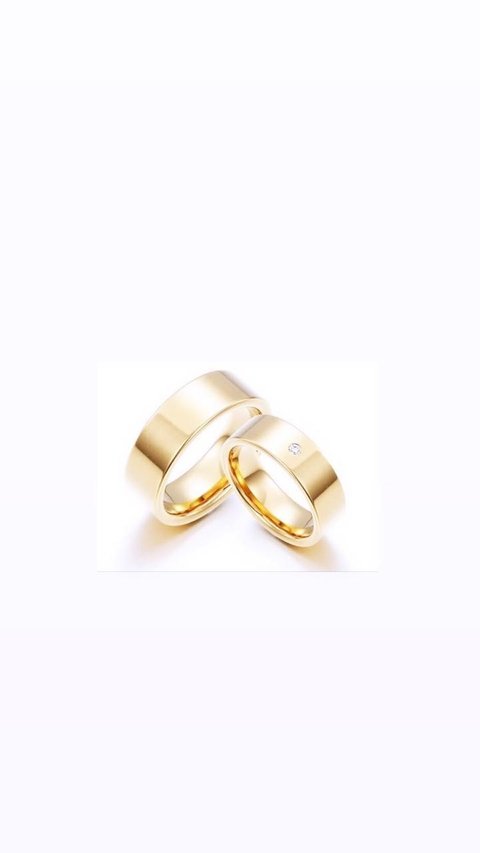 Par em alianças lisas com ponto em diamante, personalize a sua!