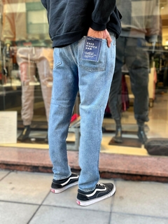 PANTALÓN DE JEAN MOM "SLASH" en internet