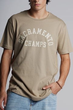 REMERA "SAND" - Modelo Regular Estampada - Lisboa