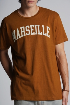 REMERA TAYLOR - Modelo Regular Estampada - Lisboa