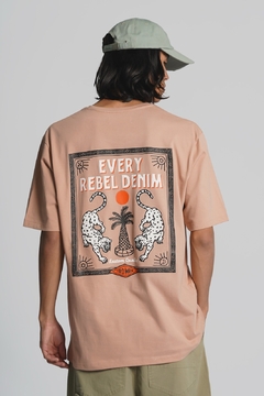 REMERA "REBEL" - Modelo Oversize en internet