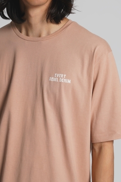 REMERA "REBEL" - Modelo Oversize - Lisboa