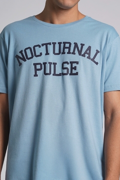 REMERA BOY - Modelo Regular Estampada Jersey - Lisboa