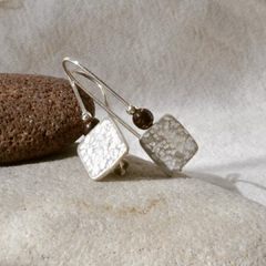 Aros Cuadrados Martillados Con Piedra - comprar online