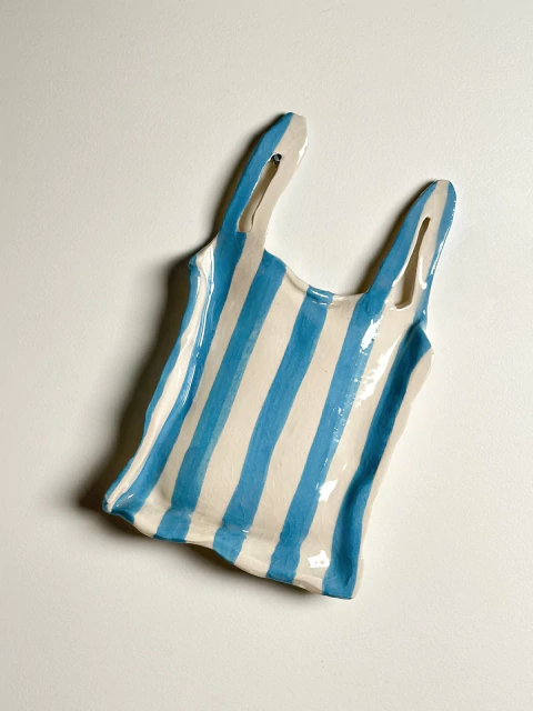 Bolsa - Escultura colgante de Carolina Linera para Wild Arts