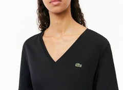 REMERA DE MUJER DE ALGODÓN PIMA CON CUELLO DE PICO LACOSTE - TF 0899 - 031 - By Marconi Boutique - Lacoste 