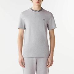 REMERA DE PIQUÉ CON CUELLO DE JACQUARD LACOSTE - TH 7488 - CCA en internet