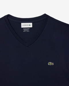 REMERA DE ALGODÓN PIMA LIVIANO CON ESCOTE EN V LACOSTE - TH 6711 - 166 en internet