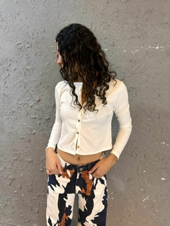 REMERA MANGA LARGA CON BOTONES