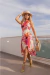 Vestido Midi com estampa floral multicolor com predominância do rosa pink