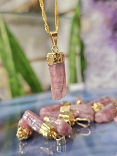 DIJE TURMALINA ROSA CON BAÑO DORADO