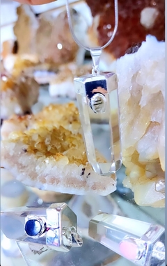 DIJE PUNTA DE CUARZO CRISTAL CON PIEDRA