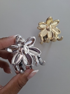 Broche flor dorado y plateado en internet