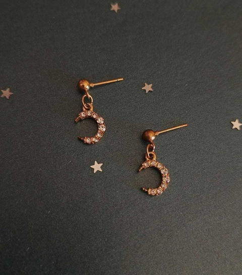 aros media luna dorada con strass