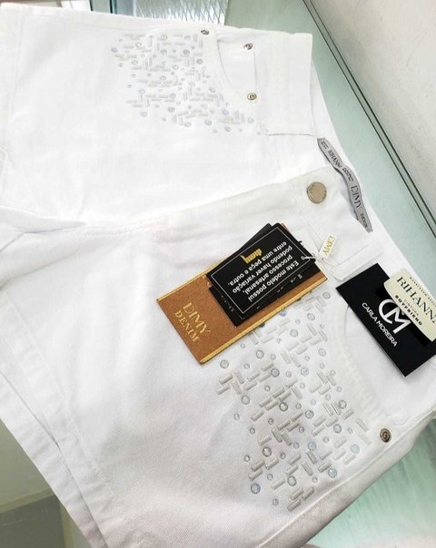 SHORTS BRANCO DIMY COM DETALHES EM PEDRAS