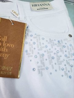 SHORTS BRANCO DIMY COM DETALHES EM PEDRAS na internet