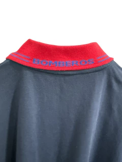 CHOMBA DE PIQUE AZUL CUELLO Y PUÑOS DE COLOR ROJO - El Mundo del Bombero