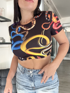 Remera Serpientes Negro en internet