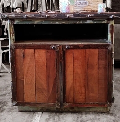 Mesita de noche de madera y chapa