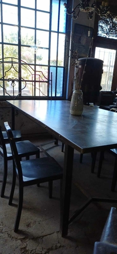 Mesa de chapa patinada con base de hierro (N128) en internet