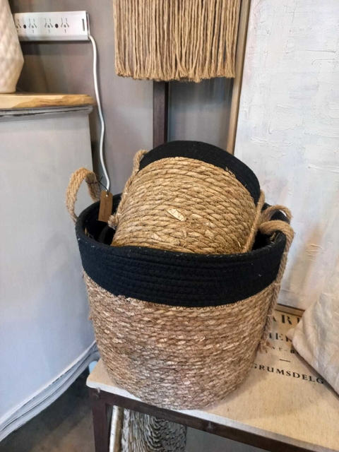Canasto de mimbre con franja negra