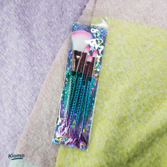 Set de 4 brochas para polvos con cola de sirena en internet