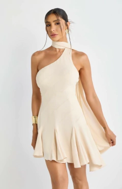Vestido curto com amarração no pescoço, em tom bege, com saia rodada e detalhe assimétrico.
