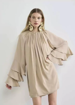 Vestido Agnes solto plissado curto em tom nude, com mangas largas e detalhes em babados.