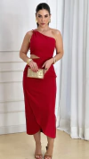 Mulher usando um vestido midi vermelho com fivela, destacando um corte assimétrico e elegante, segurando uma bolsa dourada.