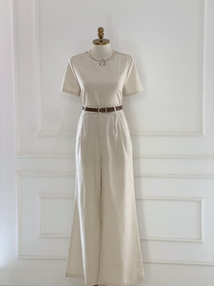 Conjunto Roberta de linho composto por calça e blusa em tom claro, apresentado em um manequim.