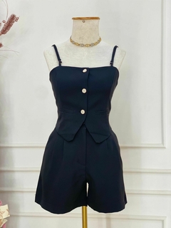 Conjunto Taís com blusa de alça e botões, e shorts, na cor preta, exibido em manequim.
