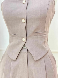 Conjunto Taís com blusa de alça e botões, apresentando detalhes elegantes e corte sofisticado.