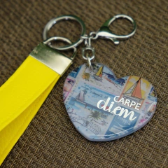 Chaveiro Coração com a palavra CARPE DIEM - Coleira para Cachorros - Necessário, sim. Sem graça, não.