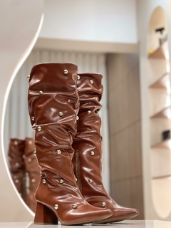 Bota Slouch Salto Geometrico Aplicações Marrom - comprar online